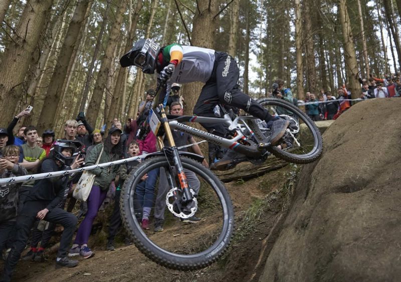 Dickson and Maunsell take victories in opening round of the Downhill National Series